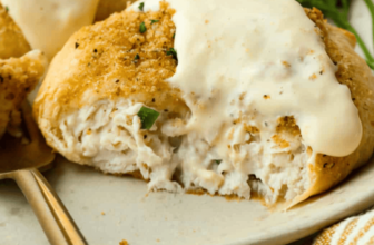 Chicken Pillows Recipe (Creamy Chicken Crescent Ro...