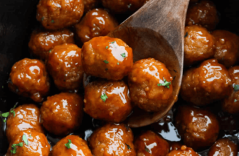 Slow Cooker Bourbon Meatballs (Easy Crockpot Recip...
